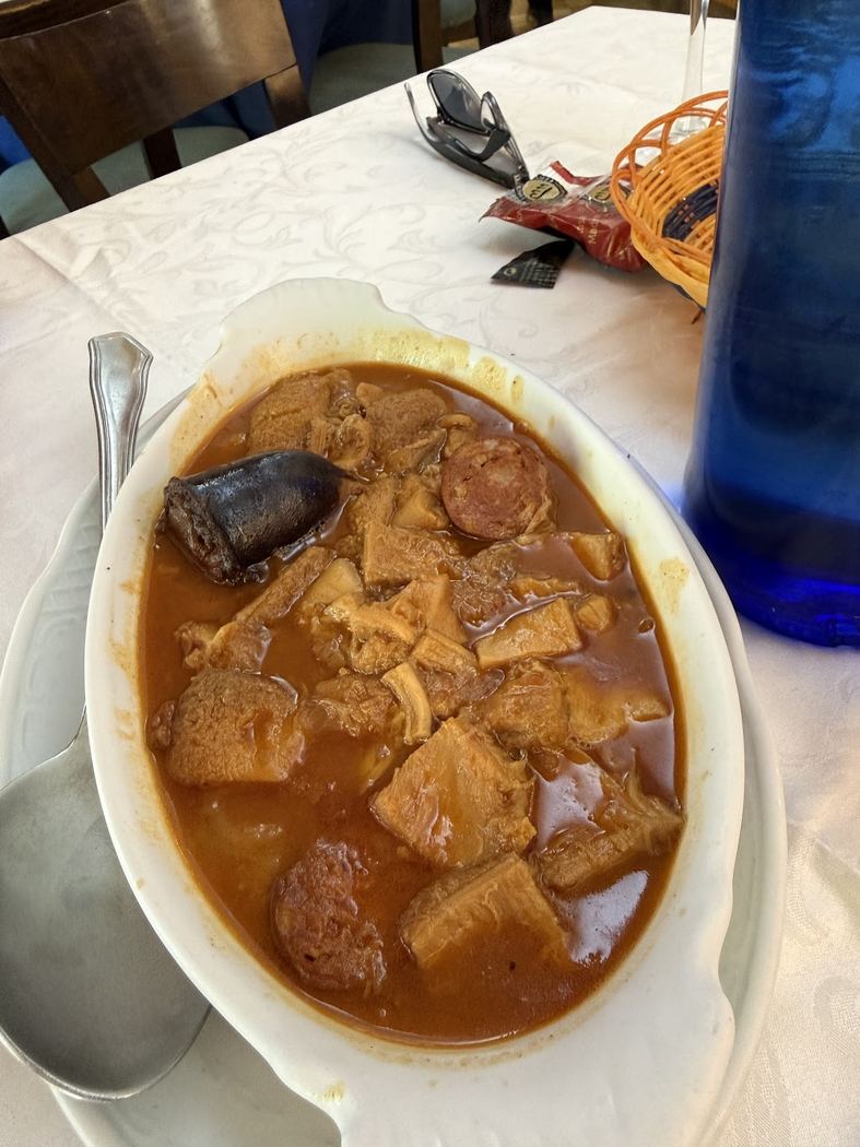Callos a la madrileña, guiso tradicional con chorizo y morcilla.
